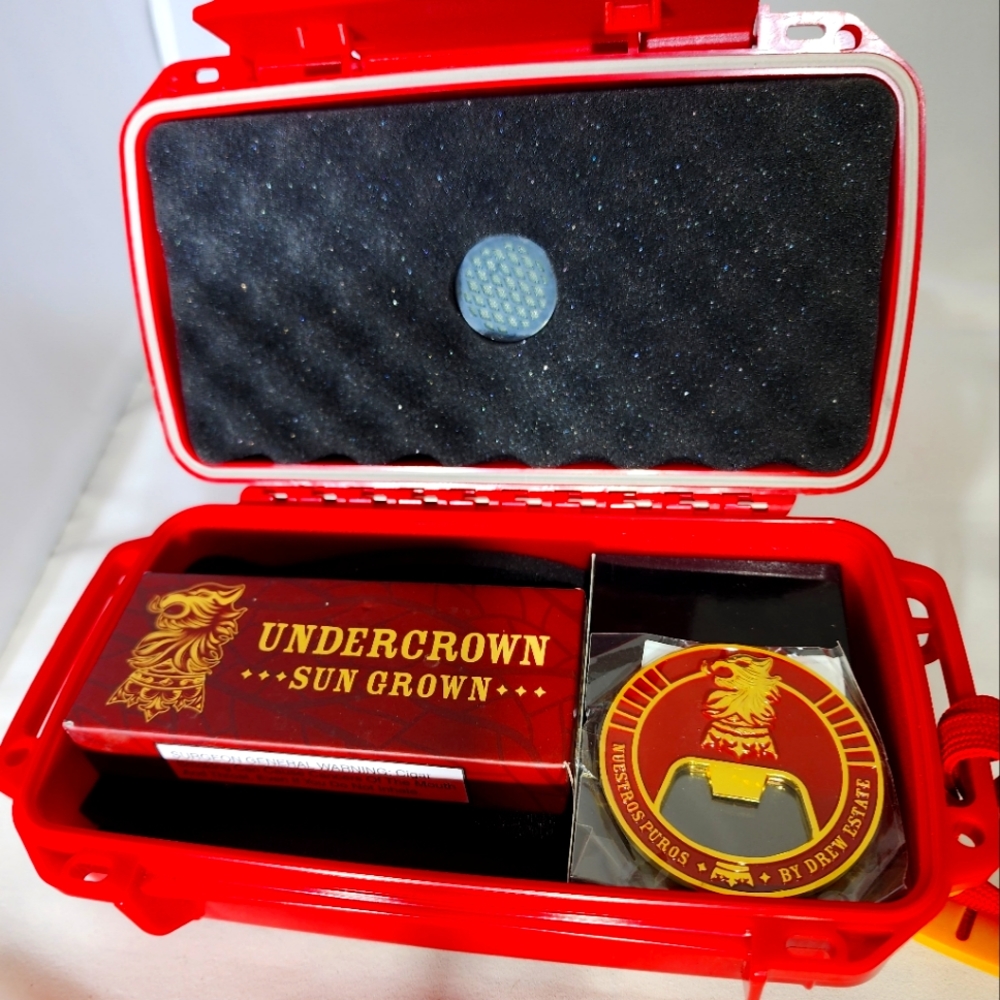 Undercrown Sungrown travel humidor with all contents shown in picture.